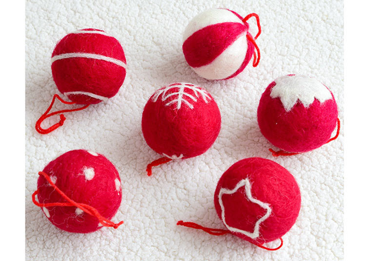 EN79 3cm Wool Felt Balls With Embroidered Snowflakes